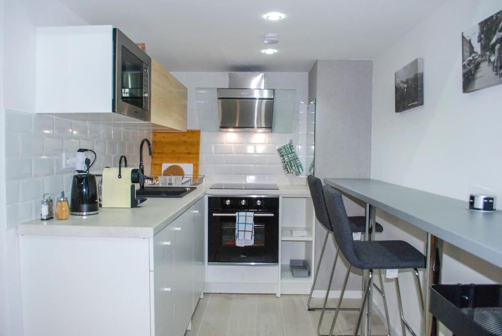 Stylish Quiet W Cheap Parking Closeby Apartment *