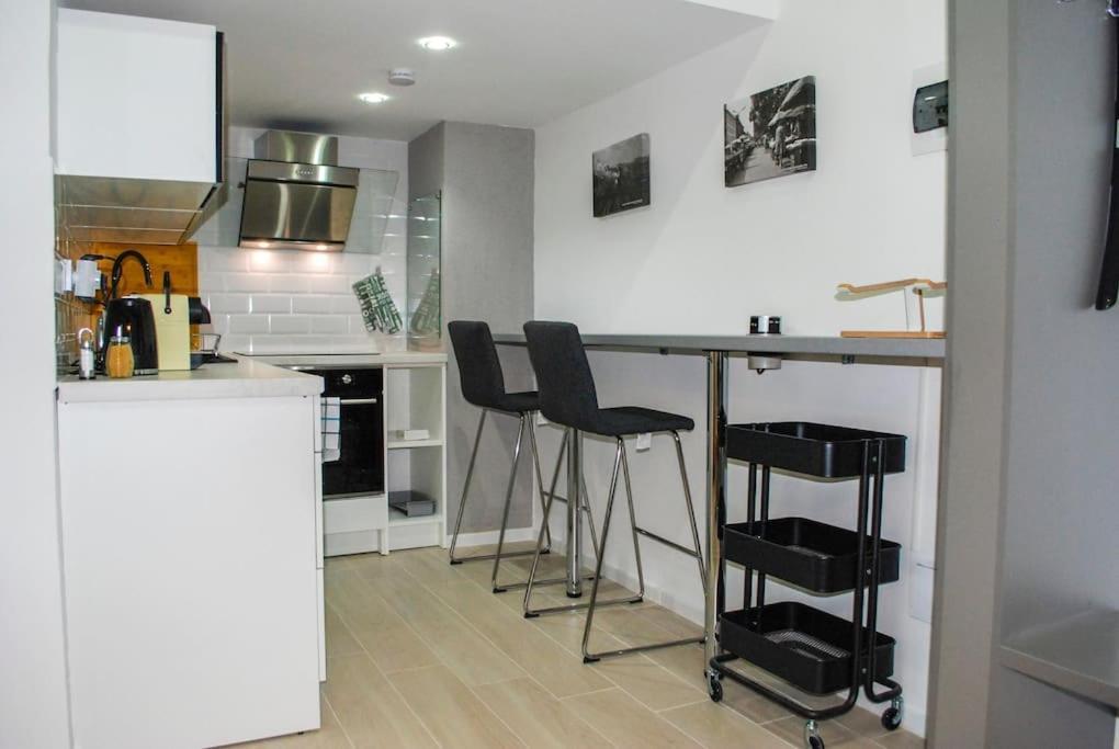 Apartment Stylish Quiet W Cheap Parking Closeby