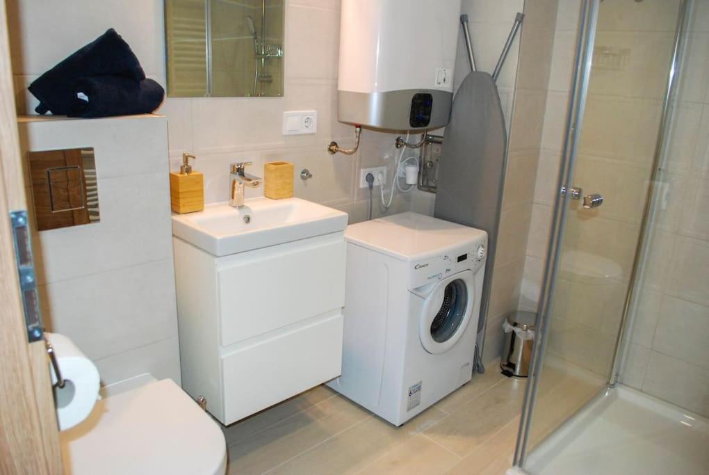 Stylish Quiet W Cheap Parking Closeby Apartment