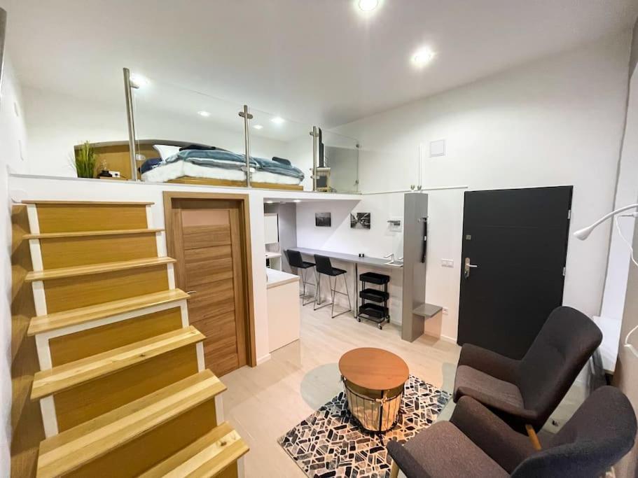 Stylish Quiet W Cheap Parking Closeby Apartment *