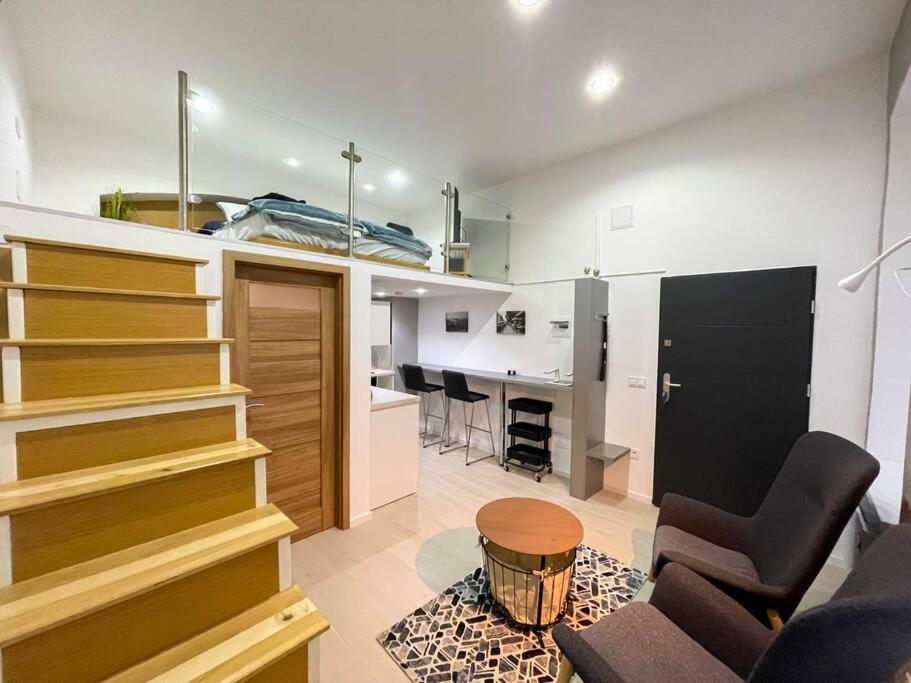 Stylish Quiet W Cheap Parking Closeby *